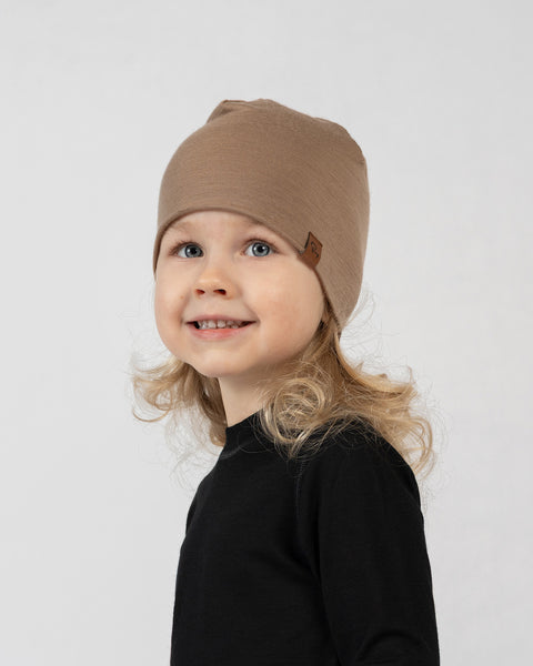 Kids merino wool beanie in beige, lightweight and comfortable merino hat for children.