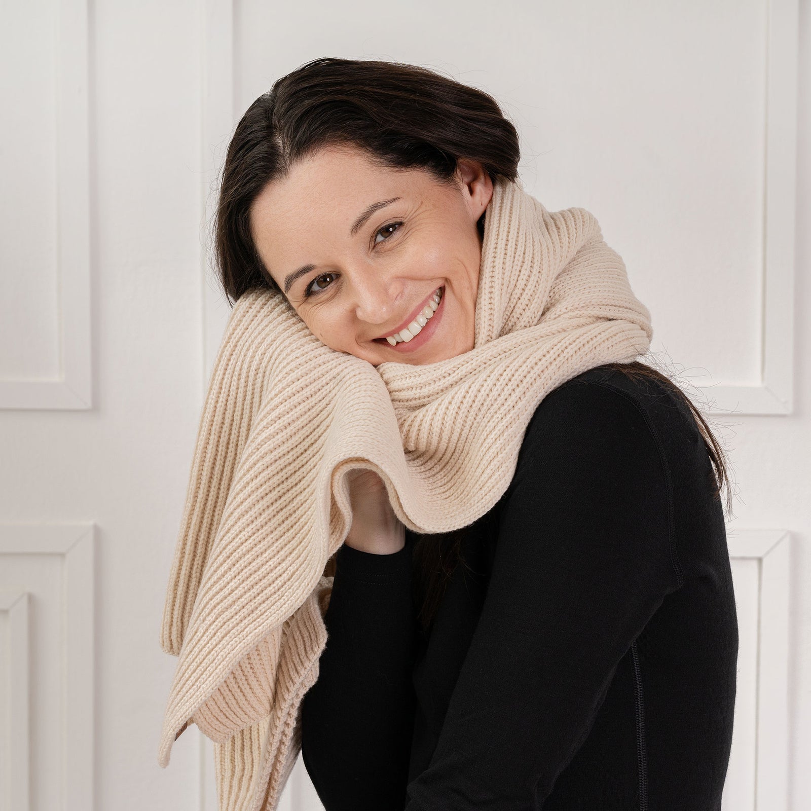 Women's Knit Thick Scarf Merino in black color.